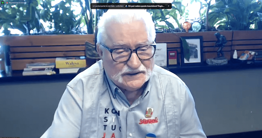 Il Presidente Lech Walesa, premio Nobel per la pace, risponde alle domande di Pierluigi Russo, Graziella Renica, Federico Sai e Massimiliano Battagliola circa il ruolo dei giovani nella politica e nella prosecuzione degli ideali incarnati dal Presidente.